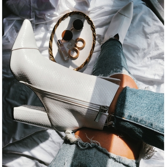 🆕️The Nude collection//White boot - Picture 1 of 5